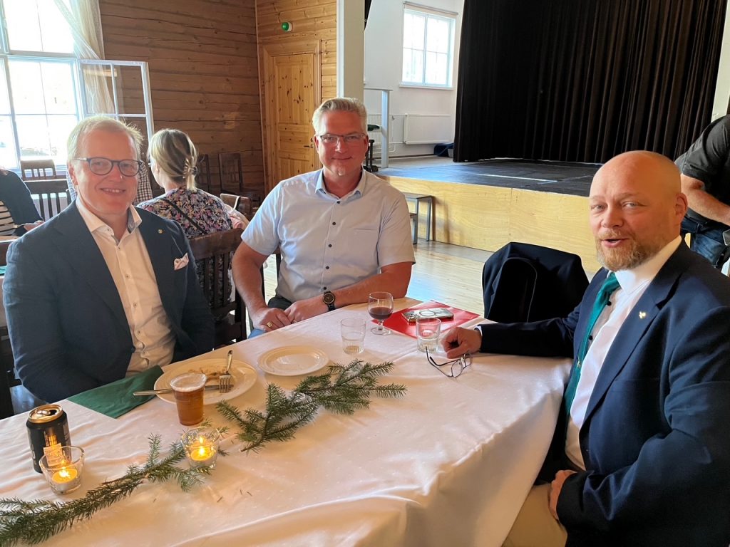 Vasemmalta oikealle: Hirvensalmen Eränkävijät ry:n puheenjohtaja Kimmo Mikander, Suomen Metsästäjäliiton Suur-Savon piirin puheenjohtaja Eero Kolehmainen, ja Suomen Metsästäjäliiton puheenjohtaja Petteri Lampinen kuvattuna Hirvensalmen Eränkävijät ry:n 70-vuotisjuhlassa 23.8.2025 Hirvensalmen Seuratalolla.